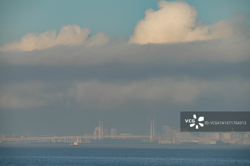 日本横滨市上空的夏季云彩图片素材