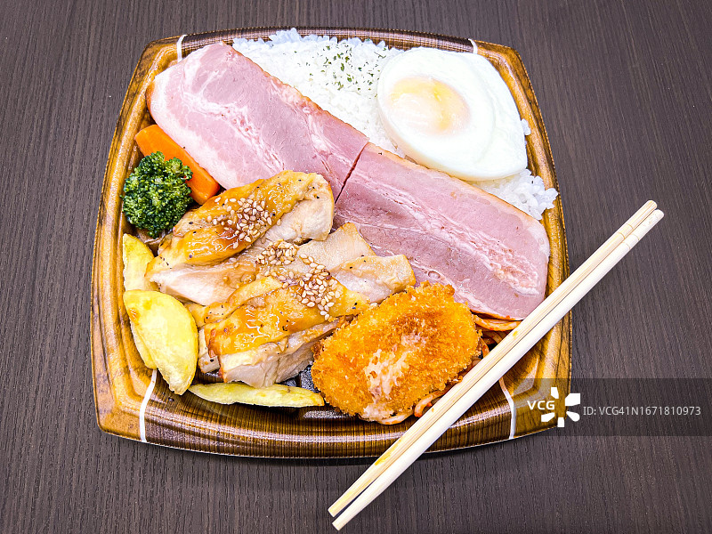 配有竹制一次性筷子的日式便当图片素材