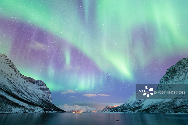 挪威海岸上空令人难以置信的北极光活动图片素材