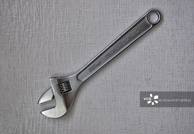 瓷砖地板上的活动扳手高视角视图图片素材