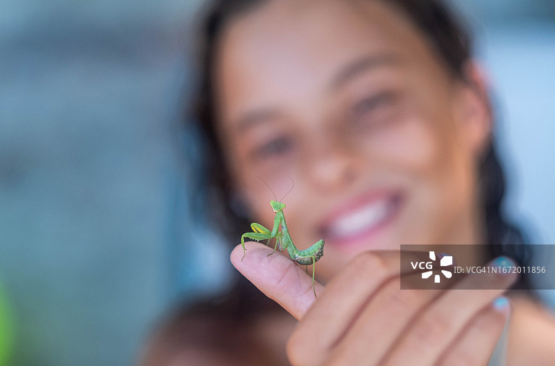 手拿螳螂的女孩图片素材