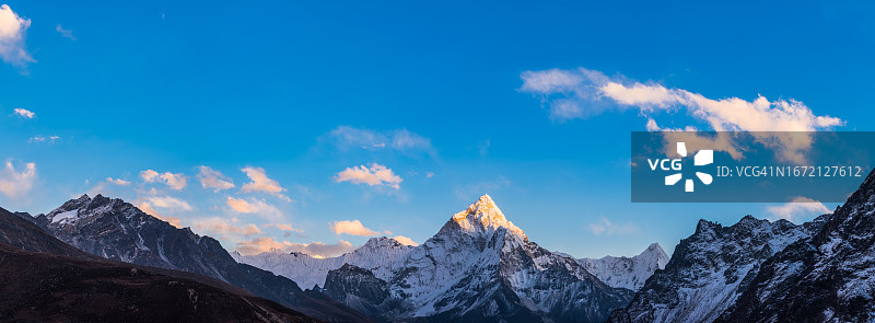 阳光照耀下喜马拉雅山脉的雪山顶峰图片素材
