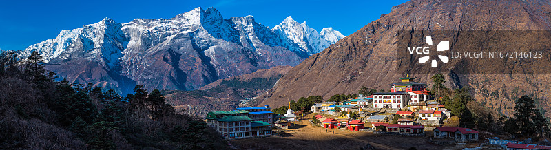喜马拉雅山脉高处的佛教寺院，尼泊尔山景全景图片素材