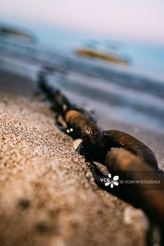 海中沙滩上的粗锚链图片素材