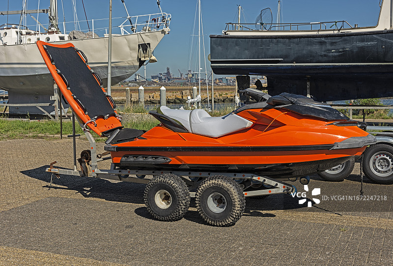 拖车上的橙色摩托艇图片素材