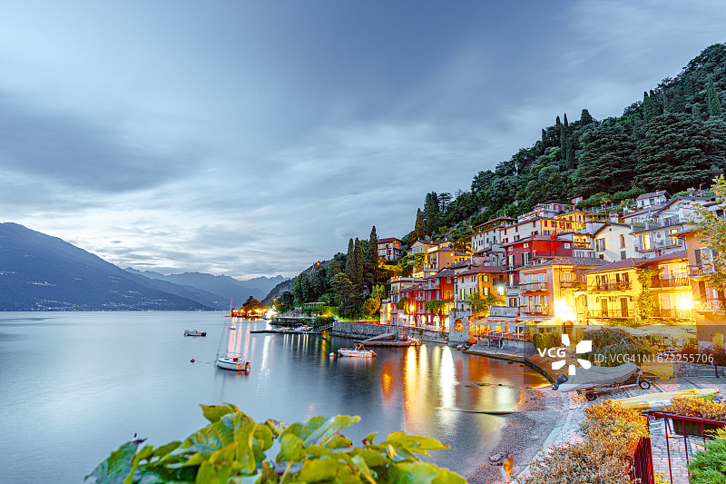 科莫湖瓦伦纳小镇的暮色古老建筑图片素材