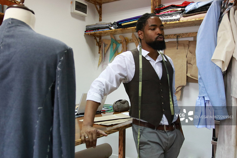 裁缝在长时间缝纫后休息图片素材