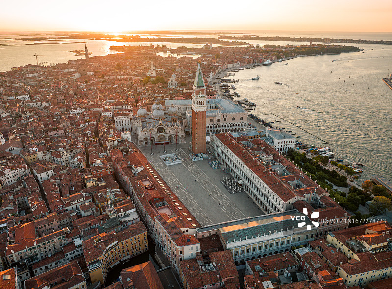 威尼斯圣马可广场、总督宫和圣马可钟楼的日出鸟瞰图片素材