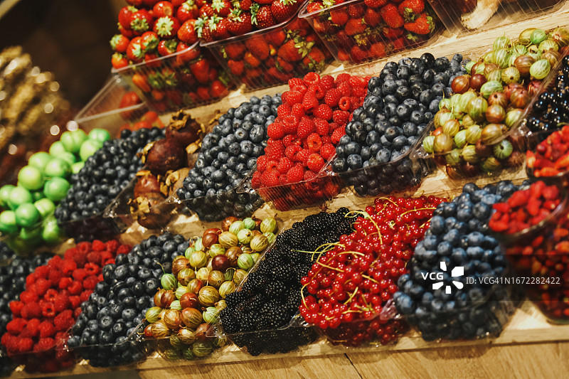 当地农贸市场上的新鲜夏季浆果图片素材