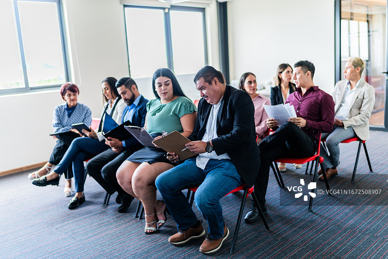 同事在办公室研讨会中交谈图片素材