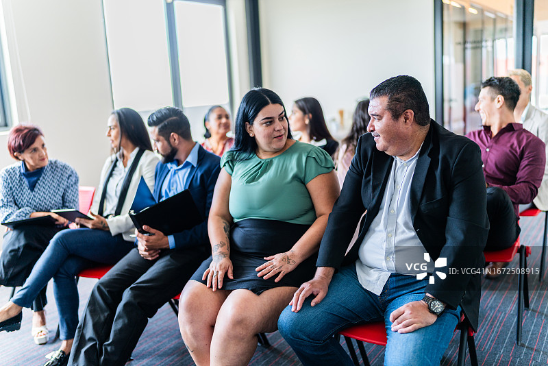 同事在办公室研讨会中交谈图片素材
