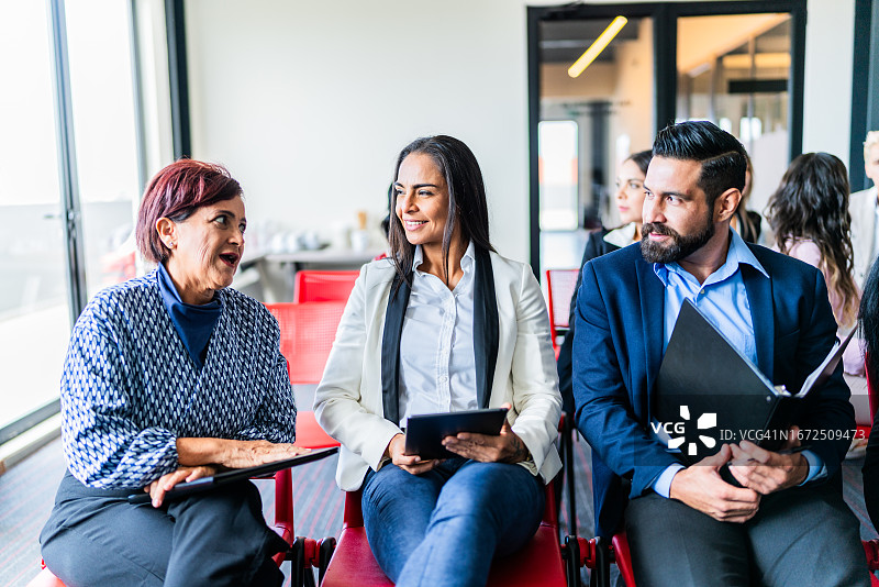 同事在办公室研讨会中交谈图片素材