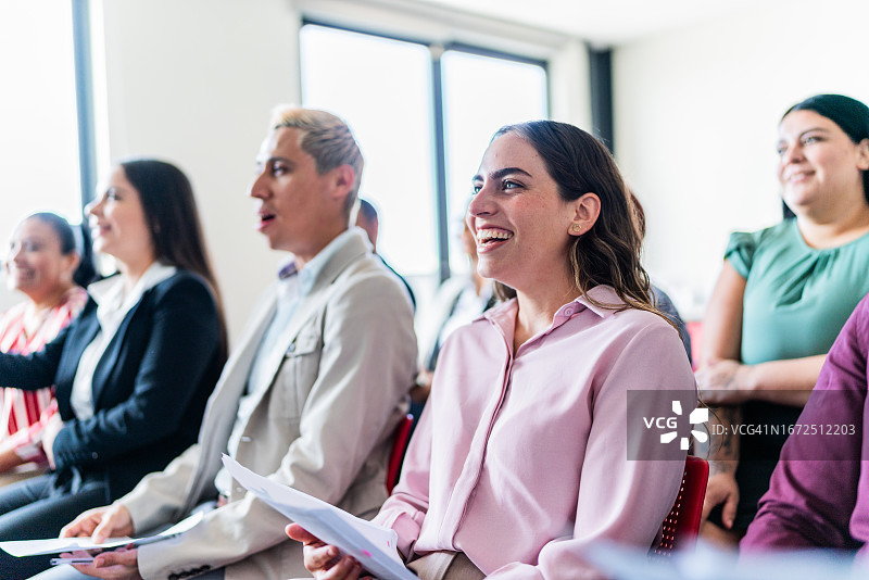 同事们在办公室观看演示文稿图片素材