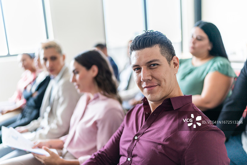 在办公室做演示的中年男人肖像图片素材