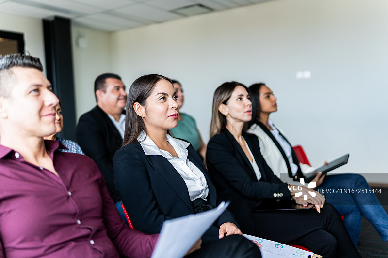 同事们在办公室听取演示报告图片素材