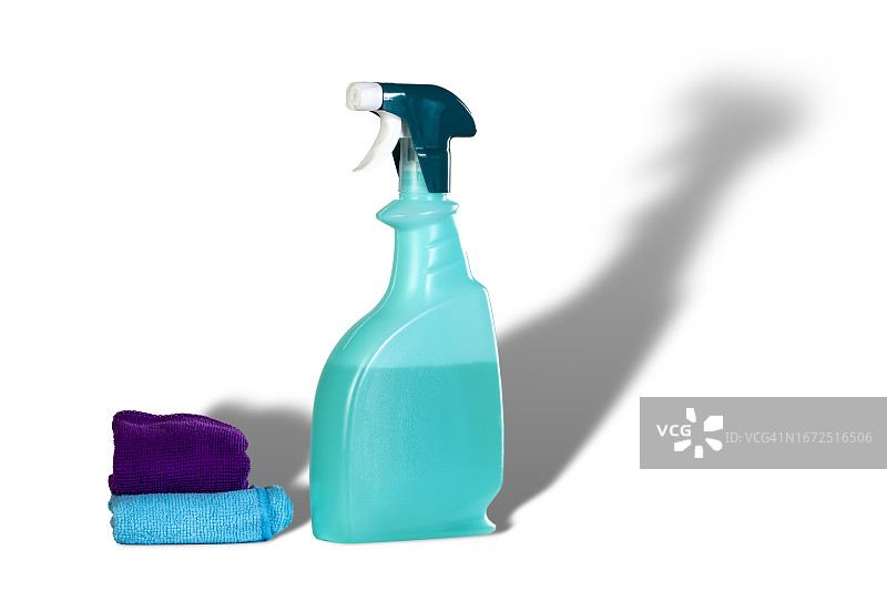 白色背景上带有清洁或消毒液体的喷雾瓶特写图片素材