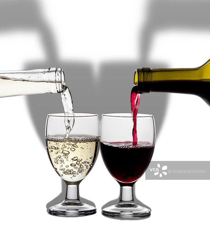 红葡萄酒和白葡萄酒倒入玻璃杯，白色背景带小阴影图片素材