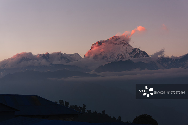 道拉吉里峰日落时分的最后一缕阳光图片素材