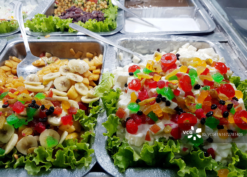 售卖中的什锦水果沙拉图片素材