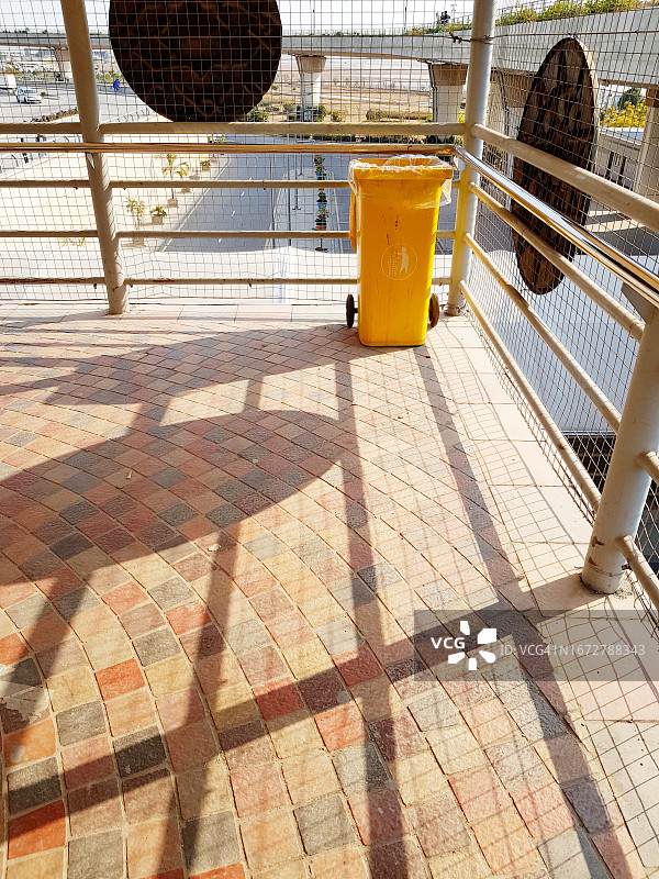 户外人行道上的黄色工业废料和可回收垃圾箱图片素材