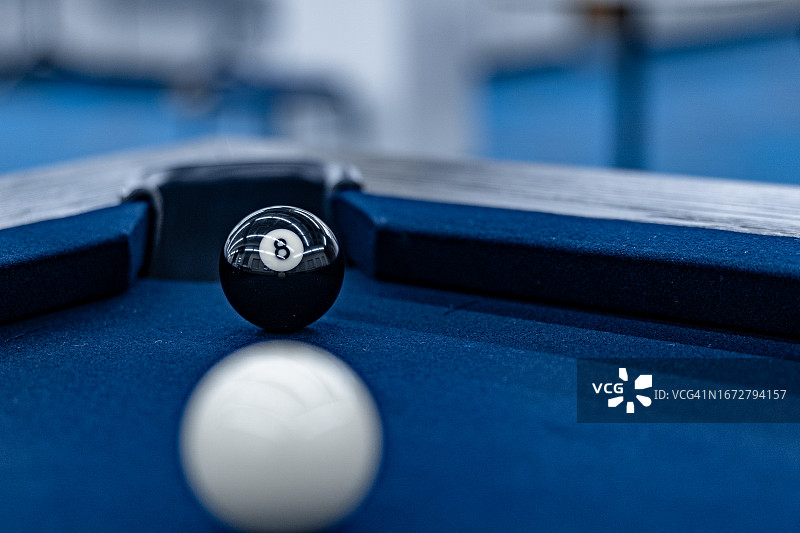 角落袋中的八号球图片素材