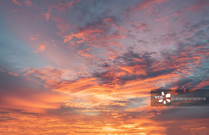 日落金蓝色天空自然背景全景，日落时分色彩鲜艳的壮丽天空和云彩，天空背景，日落时有云彩的天空图片素材