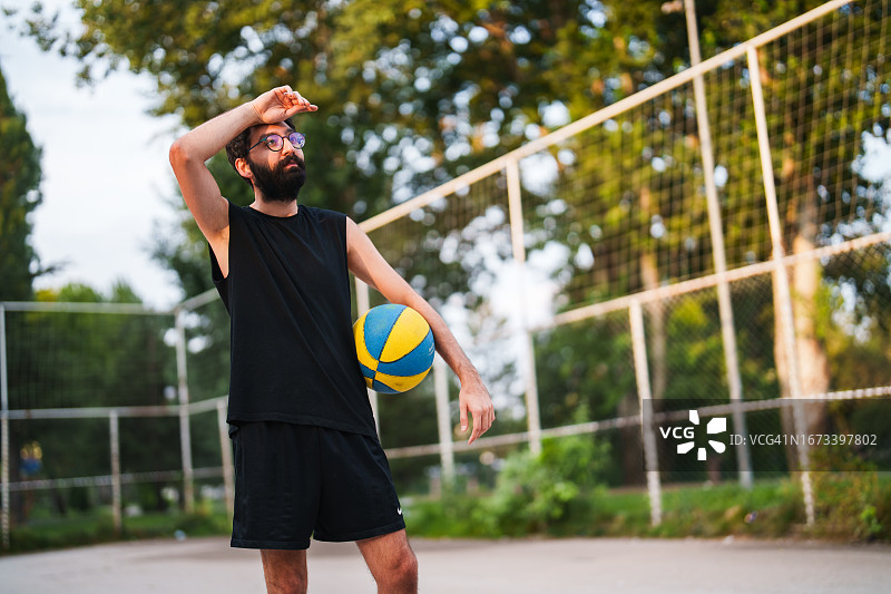 手持篮球的年轻男人图片素材