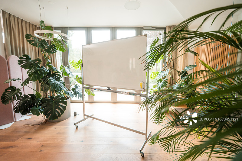 会议室里的空白白板图片素材
