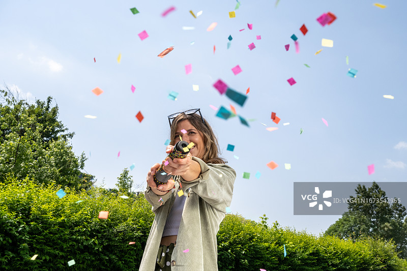 女人燃放五彩纸屑图片素材