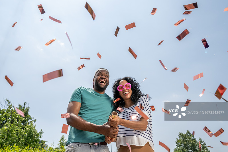 情侣撒彩色纸屑庆祝图片素材