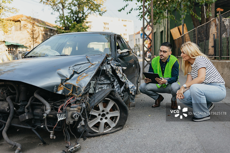 评估汽车损坏图片素材