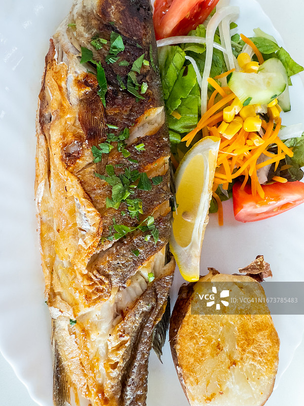 盘装鱼肉蔬菜图片素材