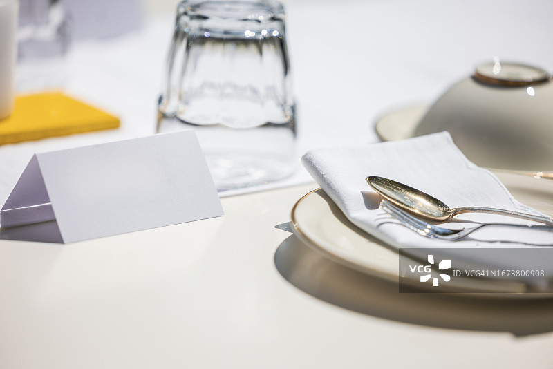 带有姓名标签的餐桌装饰特写：花园派对、夏季节日、生日派对、洗礼或婚礼图片素材