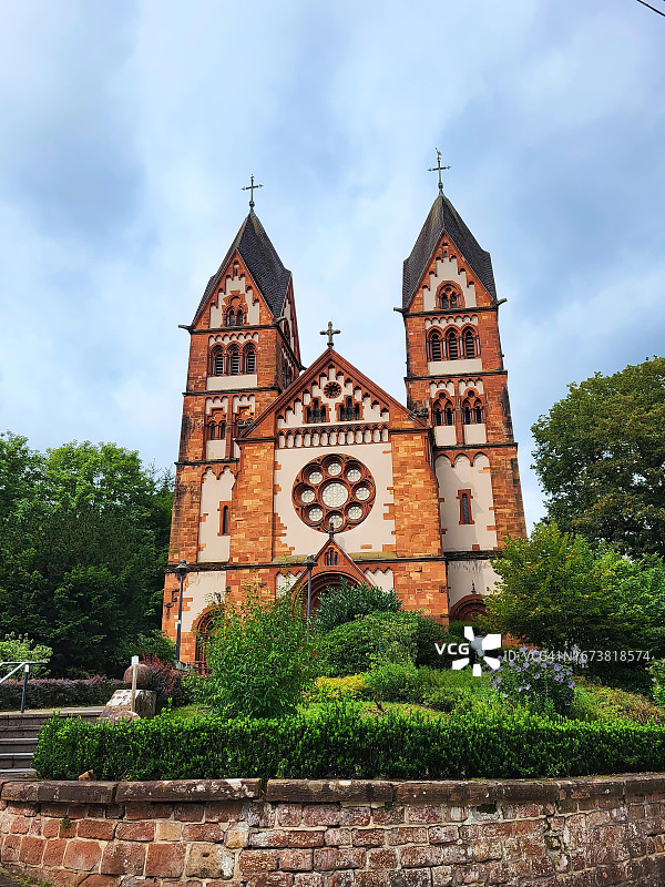 梅特拉赫圣卢特维努斯教堂：新哥特式天主教堂，双塔与玫瑰窗，德国萨尔州图片素材