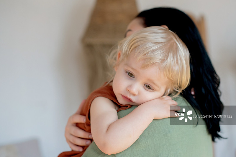 母亲拥抱儿子图片素材
