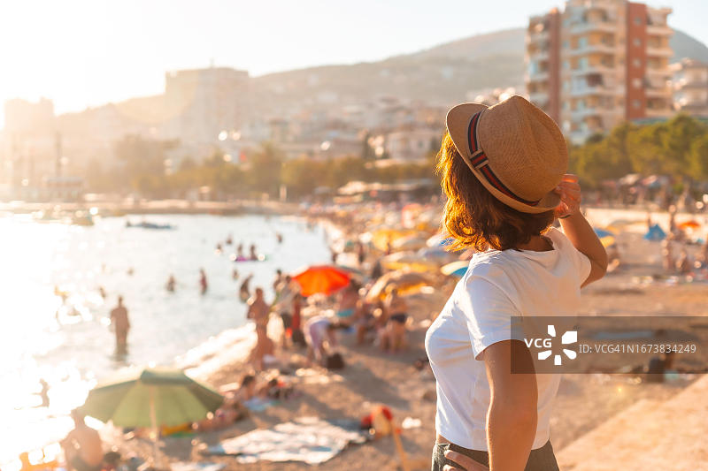 阿尔巴尼亚萨兰达日落女游客肖像图片素材