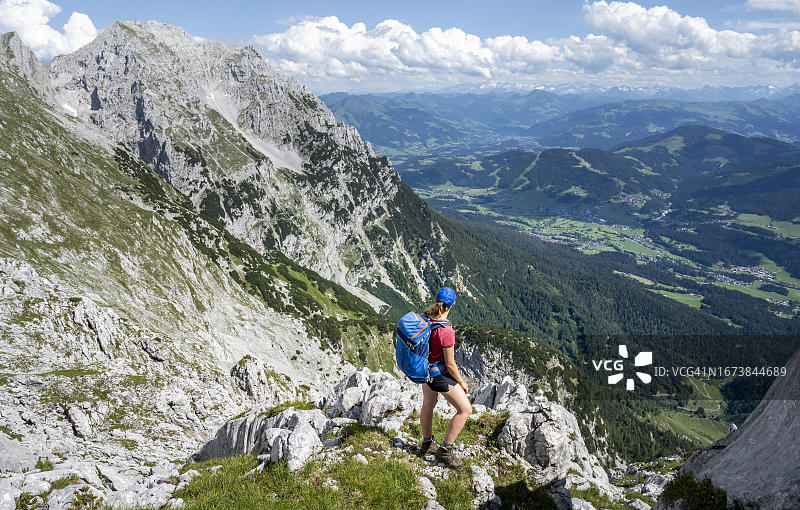 登山者攀登奥地利蒂罗尔基茨比厄尔阿尔卑斯山的谢法auer峰图片素材