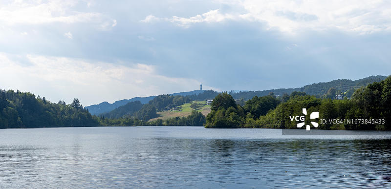 奥地利克恩顿州皮拉米登科格尔观景塔后的劳舍莱塞湖图片素材