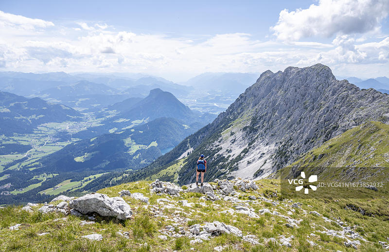 登山者攀登奥地利蒂罗尔基茨比厄尔阿尔卑斯山的谢法auer峰图片素材