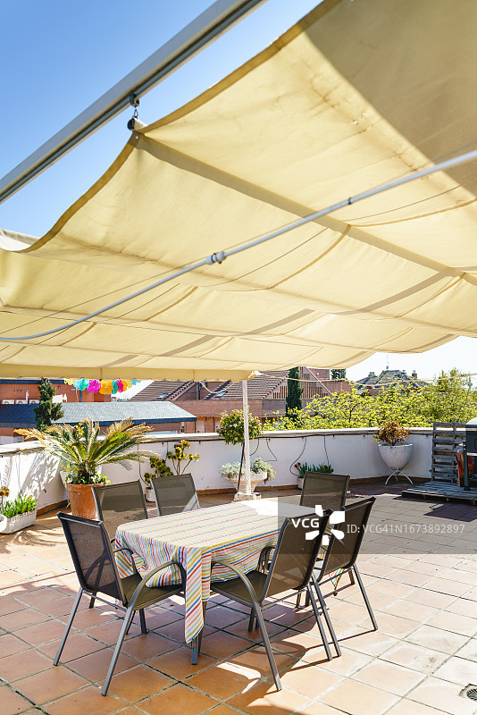阳光明媚的露台，复古装饰和白色遮阳篷图片素材
