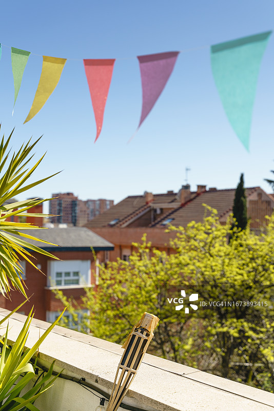 现代后院露台与彩色生日花环和竹制火炬图片素材