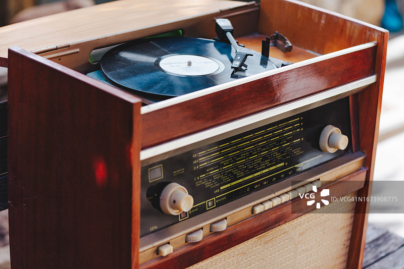 带有黑胶唱片的老式收音机图片素材