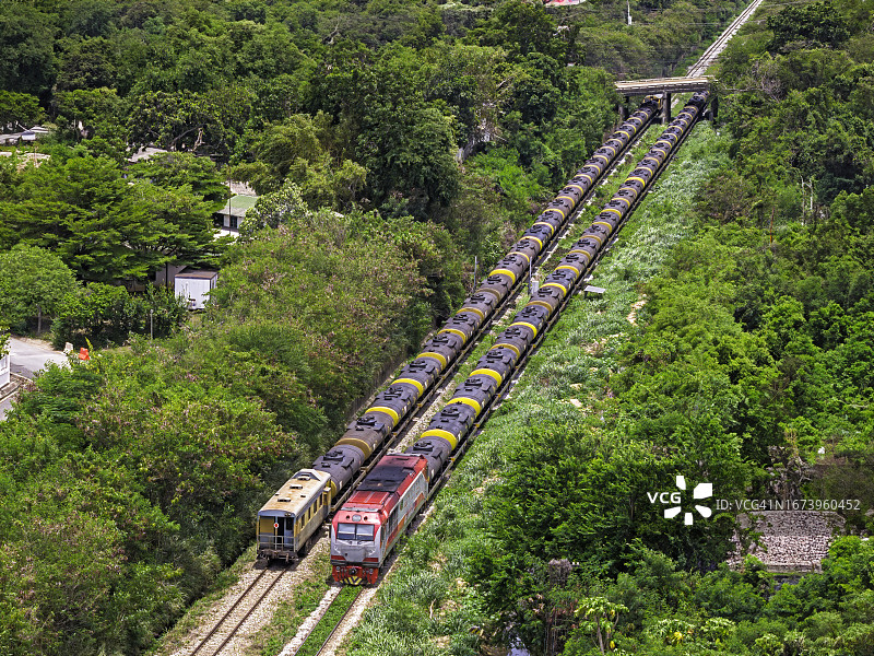 带有罐的货运列车鸟瞰图图片素材