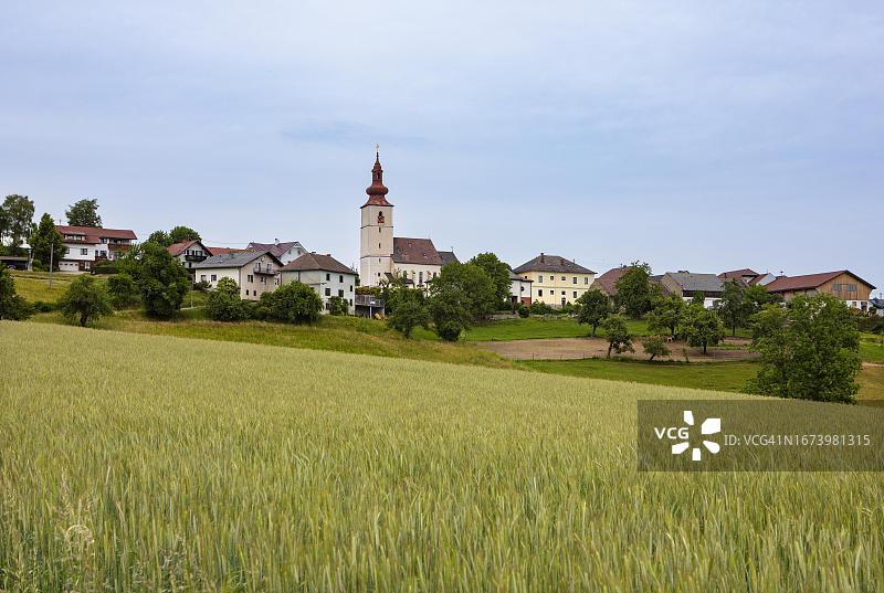 奥地利上奥地利州米尔维尔特尔多瑙河畔基希贝格的村庄景色图片素材