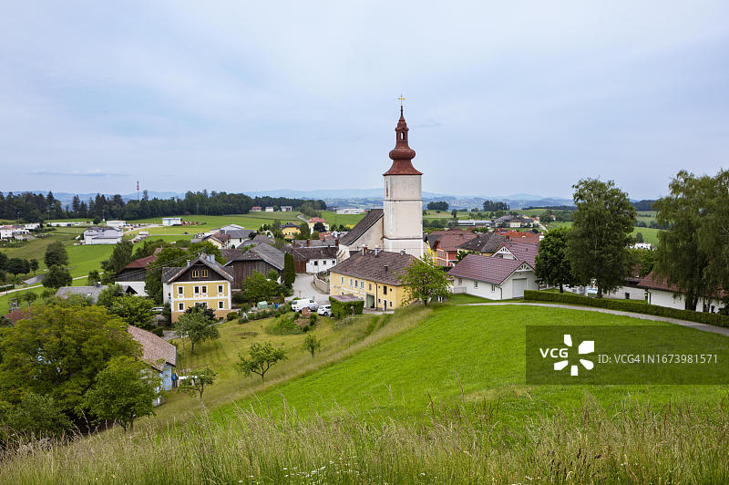 奥地利上奥地利州米尔维尔特尔多瑙河畔基希贝格的村庄景色图片素材