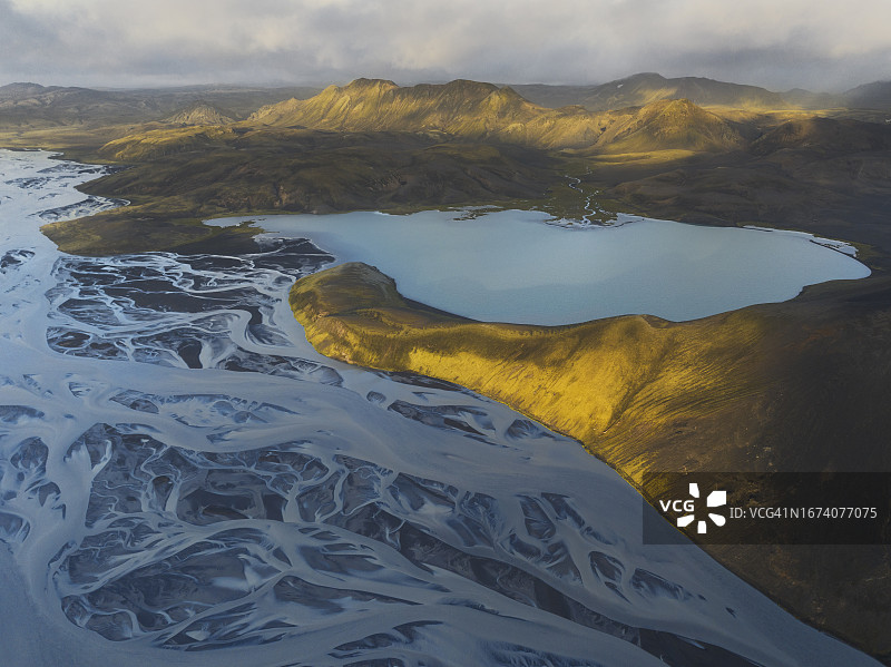 冰岛Landmannaugar地区夏季日落无人机航拍美景图片素材