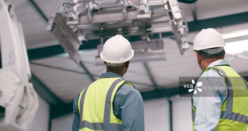 团队合作，工业工厂和男性在仓库中进行机器人、制造和规划图片素材