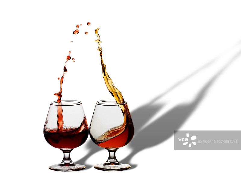 两杯酒烤面包图片素材