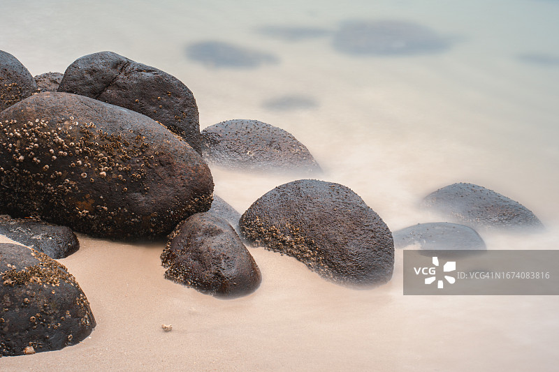 海滩上的黑色巨石图片素材