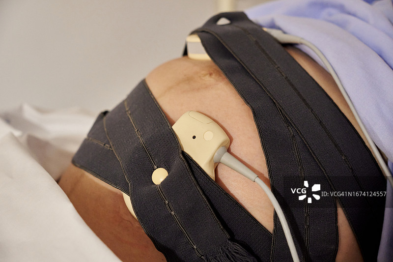 孕妇腹部的胎心宫缩监护仪传感器图片素材